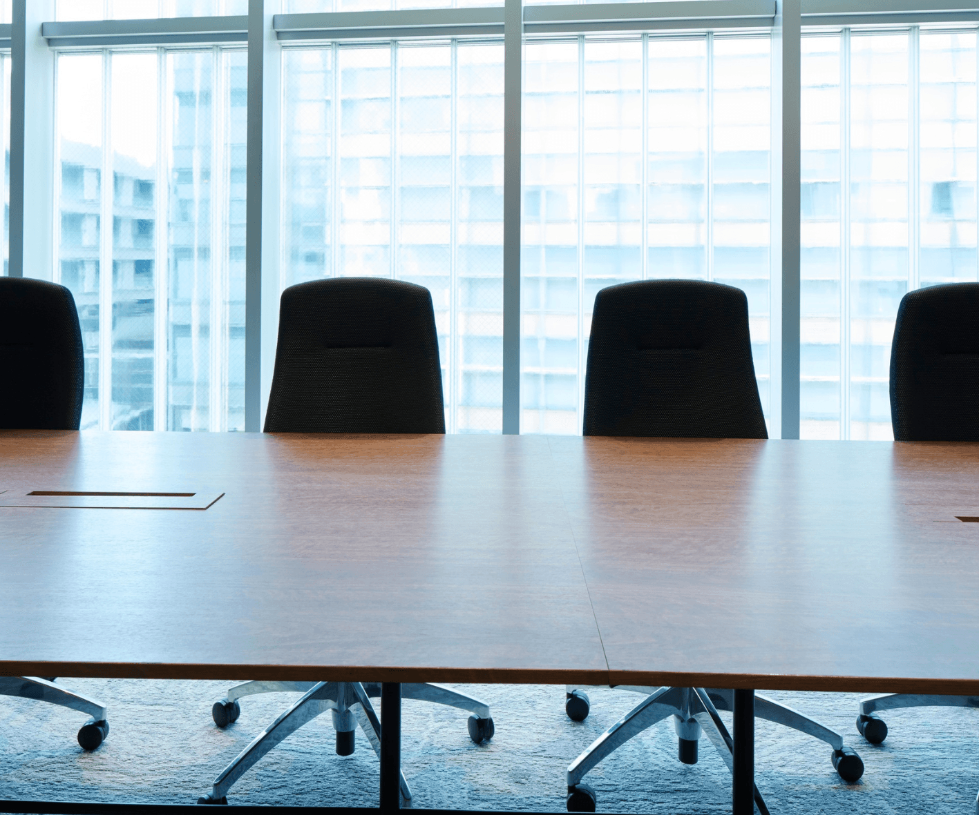 会議室の空の椅子