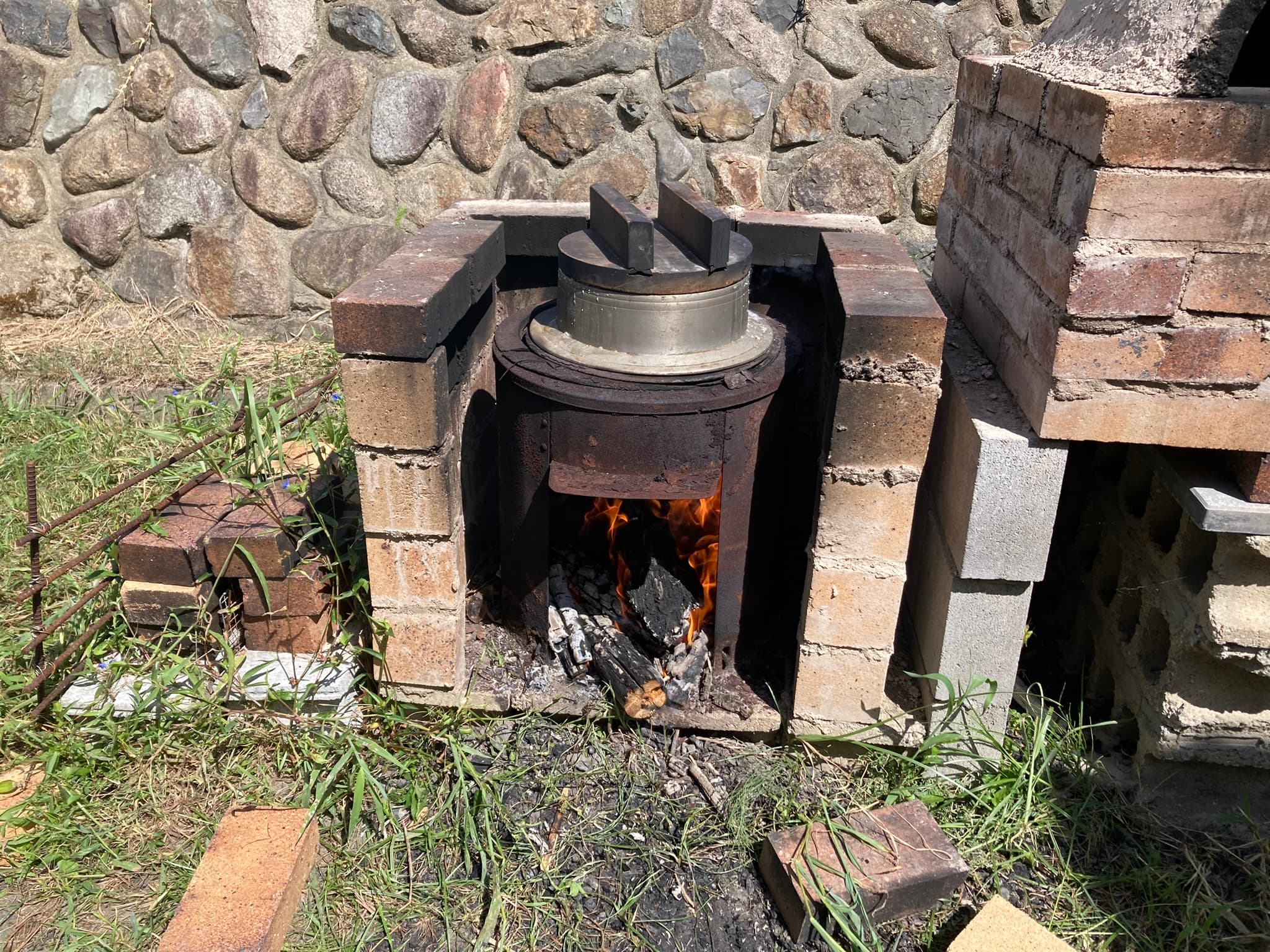 Sasabaseの屋外かまどで羽釜を炊いている様子