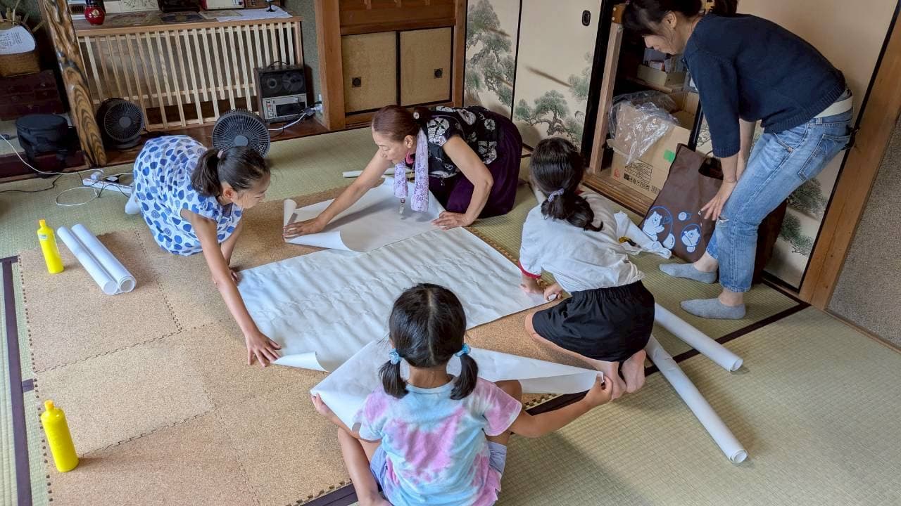 子どもたちとワークショップをしている様子