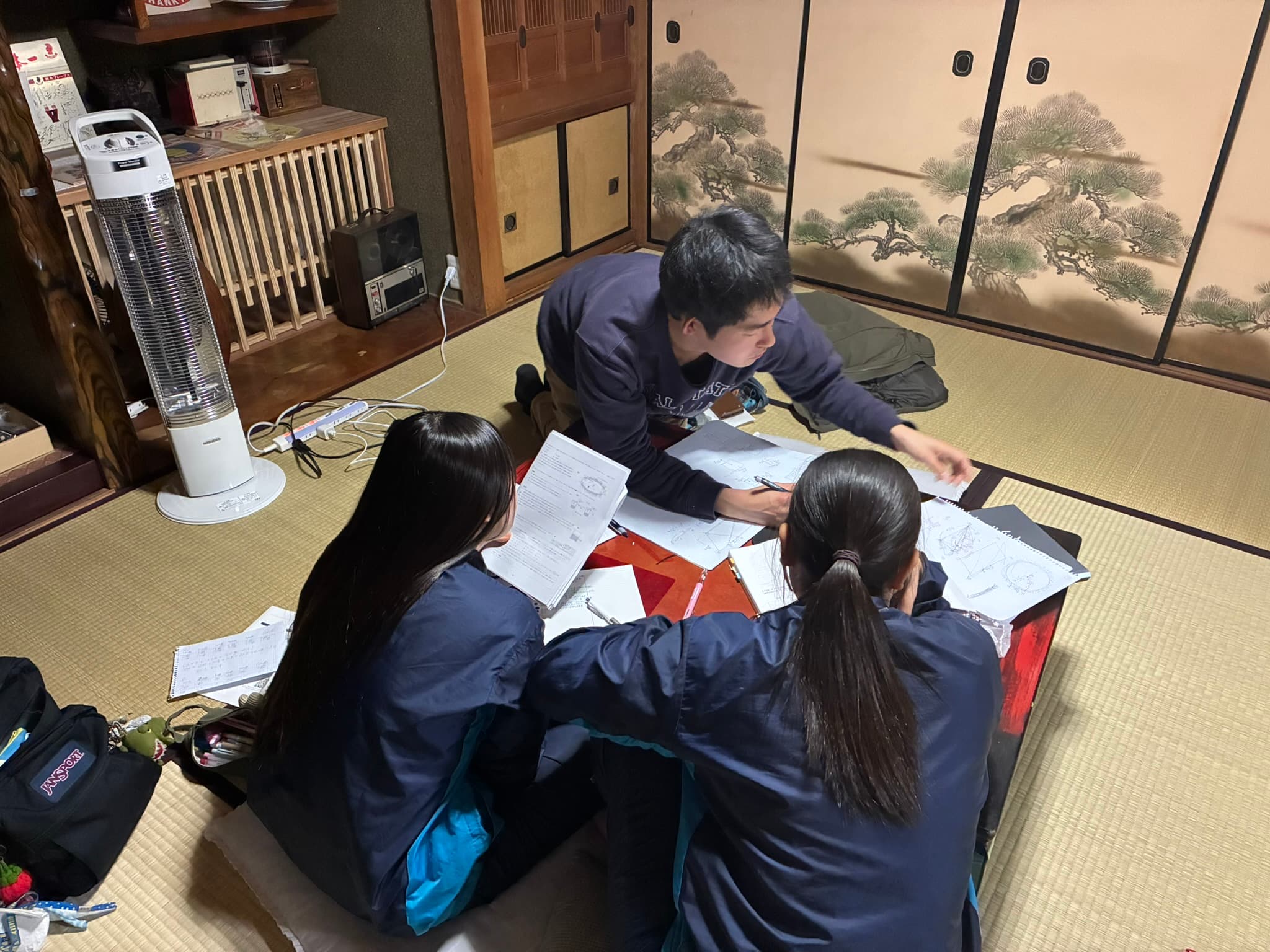 古民家の畳で学生と子どもたちが学ぶ様子